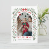 赤いリボンのグリーンアーチのクリスマス写真カード 信じています シーズンカード (スタンド正面)