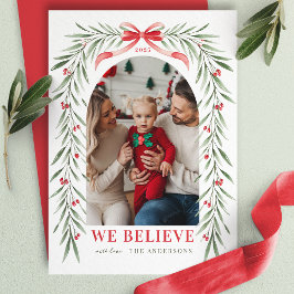赤いリボンのグリーンアーチ We Believe クリスマスフォトカード シーズンカード