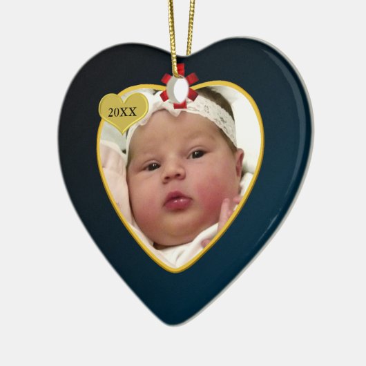 赤いリボンのダークブルー ベイビーのファーストクリスマス フォト セラミックオーナメント (左)