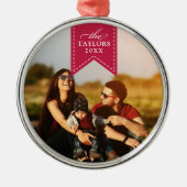 赤いリボン |名パーソナライズされた前&年写真 メタルオーナメント (正面)