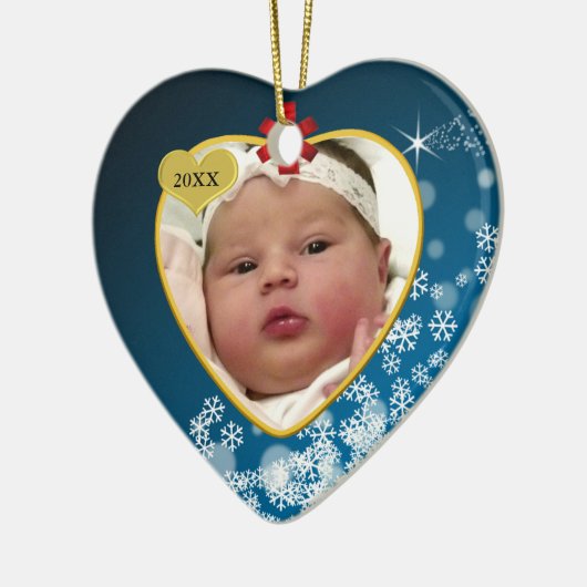 赤いリボン 雪の青い 赤ちゃんの初めてのクリスマス ハート セラミックオーナメント (左)