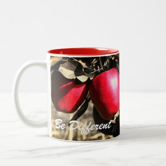 赤いリンゴ違う感動的 ツートーンマグカップ (左)