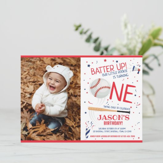 赤いルーキー野球のバッターアップ写真1歳の誕生日 招待状 (スタンド正面)