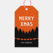 赤いレトロなクリスマスツリーと雪の松の木 ギフトタグ (正面)