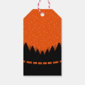 赤いレトロなクリスマスツリーと雪の松の木 ギフトタグ (裏面)