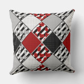 赤いレトロなパッチワークの白黒 クッション (裏面)