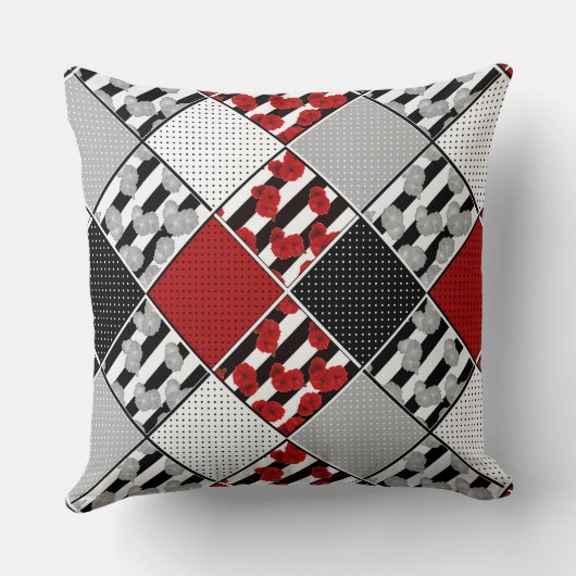 赤いレトロなパッチワークの白黒 クッション (裏面)