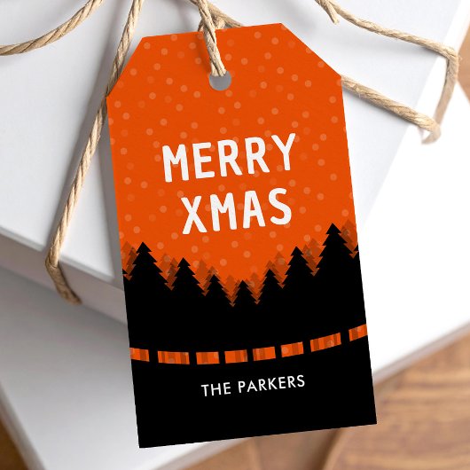 赤いレトロなメリークリスマスで松の木と雪 ギフトタグ