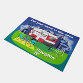 赤いレトロ旅行トレーラーの玄関マット24" x 36" ドアマット (アングル)