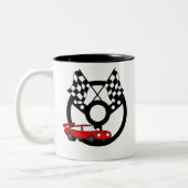 赤いレースカーおよび旗 ツートーンマグカップ (左)