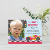赤いレースカーのテーマの男の子の誕生日パーティーの写真 招待状 (スタンド正面)
