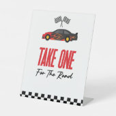 赤いレースカーの有利な道に一つ取る 台座サイン (正面)