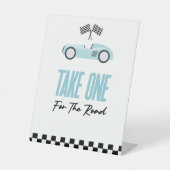 赤いレースカーの有利な道に一つ取る 台座サイン (正面)