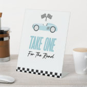 赤いレースカーの有利な道に一つ取る 台座サイン (インサイチュ)