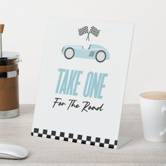 赤いレースカーの有利な道に一つ取る 台座サイン (インサイチュ)