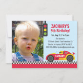 赤いレースカーをテーマにした男の子の誕生日パーティーの写真 招待状 (正面)