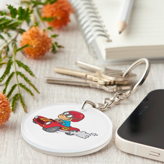 赤いレースカーを運転する少年 キーホルダー