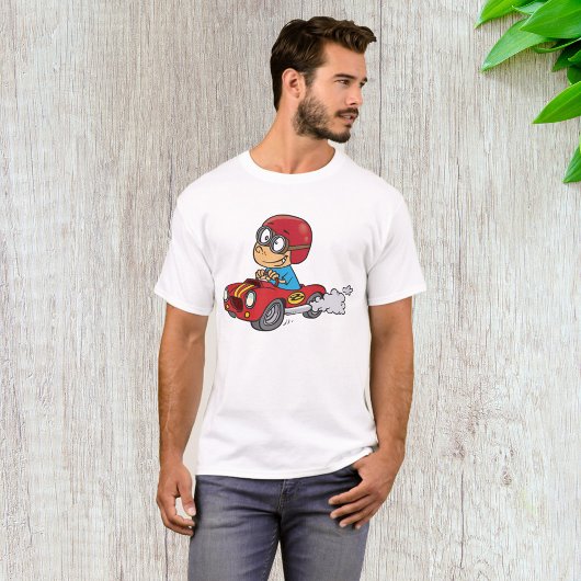 赤いレースカーを運転する少年 Tシャツ
