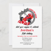 赤いレースカー上でレース任意の年齢誕生日 招待状 (正面)