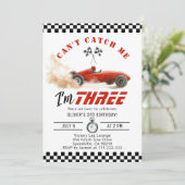 赤いレースカー私をキャッチできない男の子3歳の誕生日 招待状 (スタンド正面)