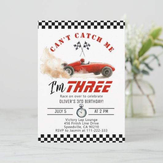 赤いレースカー私をキャッチできない男の子3歳の誕生日 招待状 (スタンド正面)
