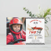 赤いレースカー すくすく育って 速すぎる2歳の誕生日フォト 招待状 (スタンド正面)