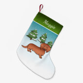 赤いロングヘアダックスシュントかわいい犬 – 冬の森 スモールクリスマスストッキング (正面 (吊り時))