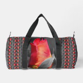 赤いローズブド部分カラーミラーパーソナライズ ダッフルバッグ (裏面)