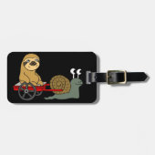 赤いワゴンの怠惰を引っ張っているかわいいかたつむり ラゲッジタグ (正面横)