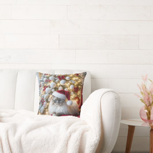 赤いヴィンテージ椅子の上のクリスマスラグドール猫 クッション (ソファ)