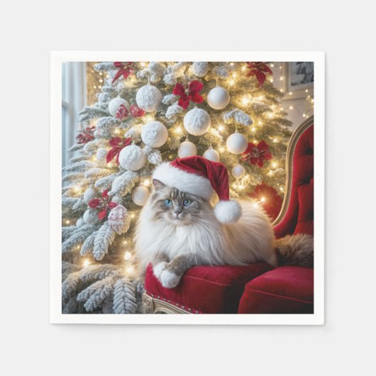 赤いヴィンテージ椅子の上のクリスマスラグドール猫 スタンダードカクテルナプキン (正面)