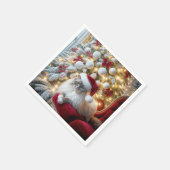 赤いヴィンテージ椅子の上のクリスマスラグドール猫 スタンダードカクテルナプキン (角)