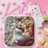 赤いヴィンテージ椅子の上のクリスマスラグドール猫 ペーパープレート (パーティー)