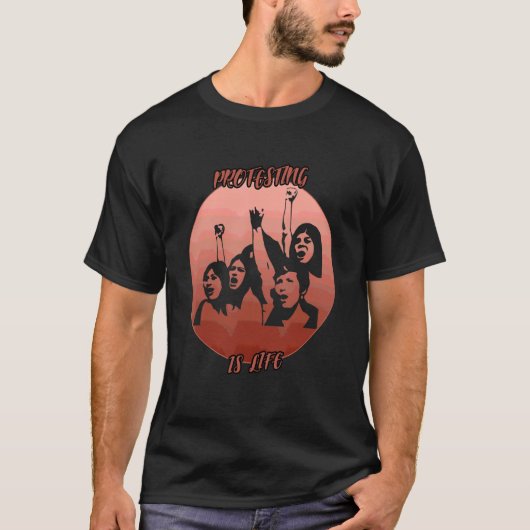 赤い丸の中で抗議する影 Tシャツ (正面)