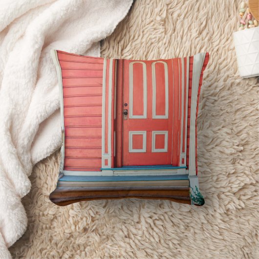 赤い伝統的絵を描木の扉と玄関の扉 クッション (ブランケット)