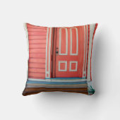 赤い伝統的絵を描木の扉と玄関の扉 クッション (裏面)