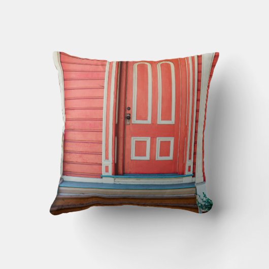 赤い伝統的絵を描木の扉と玄関の扉 クッション (裏面)