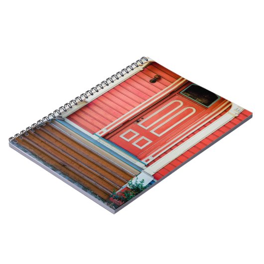 赤い伝統的絵を描木の扉と玄関の扉 ノートブック (左側)