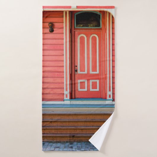 赤い伝統的絵を描木の扉と玄関の扉 バスタオル (バスタオル)