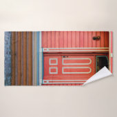 赤い伝統的絵を描木の扉と玄関の扉 バスタオル (バスタオル)