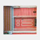 赤い伝統的絵を描木の扉と玄関の扉 フリースブランケット (正面(横))