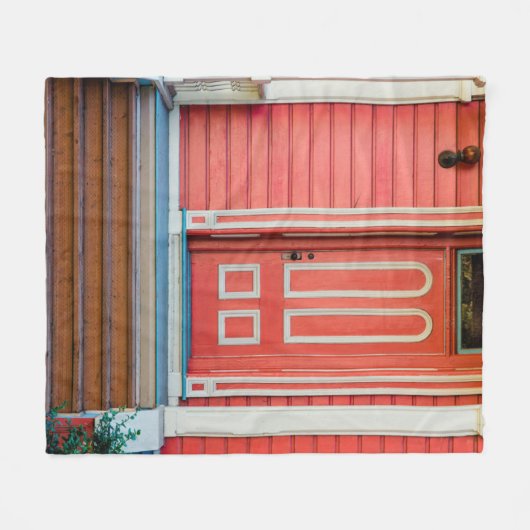 赤い伝統的絵を描木の扉と玄関の扉 フリースブランケット (正面(横))