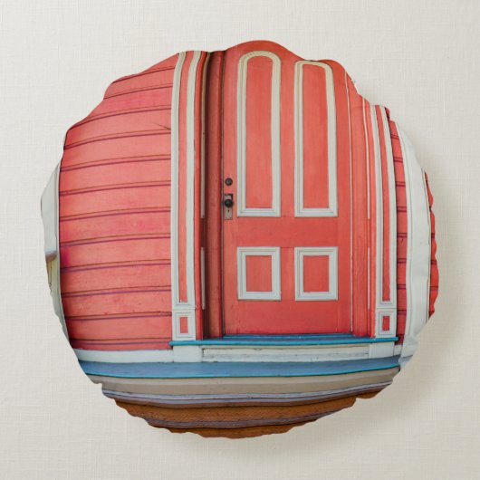 赤い伝統的絵を描木の扉と玄関の扉 ラウンドクッション (裏面)