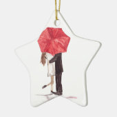 赤い傘の下で恋をするカップル セラミックオーナメント (左)
