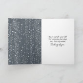 赤い傘の下で熱いコーヒーカップを持つ人 カード (内部)