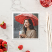 赤い傘の下で熱いコーヒーカップを持つ人 スタンダードカクテルナプキン (インサイチュ)