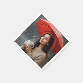 赤い傘の下で熱いコーヒーカップを持つ人 スタンダードカクテルナプキン (角)