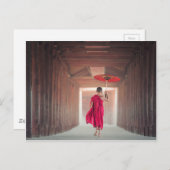 赤い傘を持つ僧侶 ポストカード (正面/裏面)