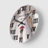 赤い傘(かさ)ラブカップル・ローマン結婚・ナンバーズのロー ラウンド壁時計 (傾斜)