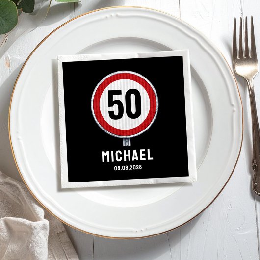 赤い円形の道路のサインとカスタムの年齢の誕生日 スタンダードカクテルナプキン